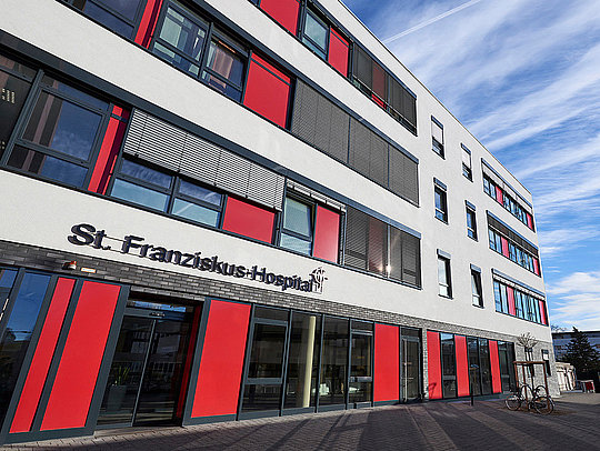 Der Haupteingang das St. Franziskus-Hospital in Köln